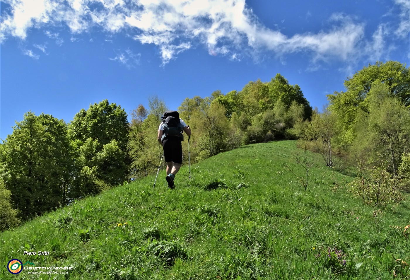 21 Salendo per labile traccia verso la Cima di Muschiada.JPG